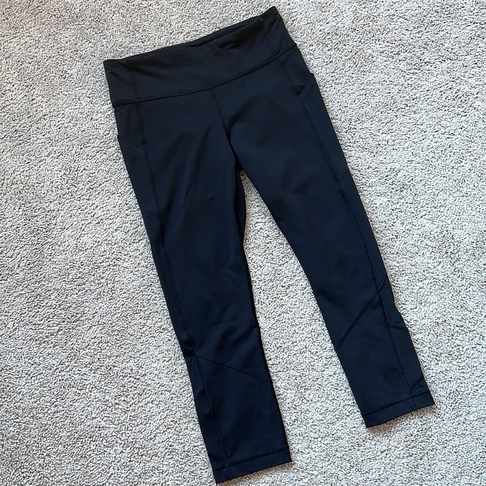 Lululemon Size 6, black crop leggings 21”